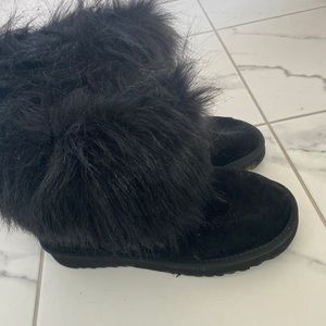 Furry black winter boots. Size 10.